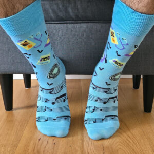 Calcetines azules celestes con estampado de música retro: walkman, casetes y notas musicales.