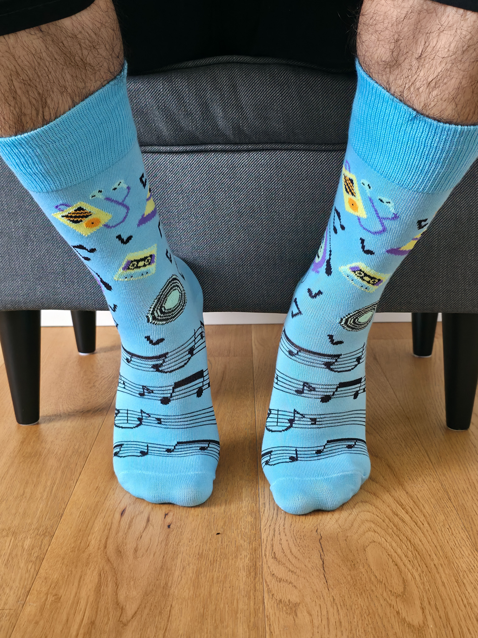 Calcetines azules celestes con estampado de música retro: walkman, casetes y notas musicales.